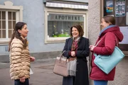 Sophia ist erleichtert, als Rana ihr und Rosi keinen Vorwurf wegen der nicht mehr abwendbaren Umleitung macht. Von links: Rana (Gonca de Haas), Rosi (Brigitte Walbrun) und Sophia (Patricia Freund).
