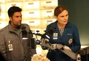 Rodolfo Fuentes (Ignacio Serricchio, l.); Temperance Brennan (Emily Deschanel, r.)