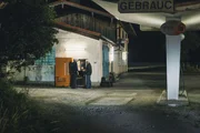 Von links: Die Kriminalhauptkommissare Franz Leitmayr (Udo Wachtveitl) und Ivo Batic (Miroslav Nemec) holen sich zum Abendessen an der Tankstelle hei&szlig;e W&uuml;rstchen aus dem Automaten.