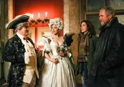 Johannes Leopold Trachtenfels (Udo Samel, links) und seine Frau (Caroline Frank) veranstalten einen Maskenball. Die Ermittler Moritz Eisner (Harald Krassnitzer, rechts) und seine Kollegin Bibi Fellner (Adele Neuhauser, 2. von rechts) m&uuml;ssen leider st&ouml;ren.