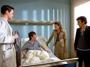 In Benjamins (Martin St&uuml;hrk, 2.von links) Krankenzimmer streiten sich seine Mutter Carolin Evers (Jule Gartzke, 2. von rechts) und sein Vater G&uuml;nther (Henry Arnold, rechts) so sehr, dass Benjamin sie aus dem Zimmer wirft. Auch Dr. Brentano (Thomas Koch) ist &uuml;ber die Heftigkeit der Auseinandersetzung erstaunt und bittet sie, das Zimmer zu verlassen.