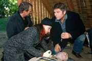 Jupp (Uwe Fellensiek, r.), Falk (Dirk Martens, l.) und die Pathologin (Tatjana Clasing, M.) untersuchen Marcels Leiche.
