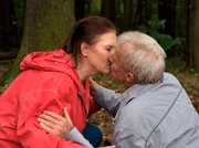 Charlotte (Ursula Karusseit) hat den nervtötenden Wanderer Krause unmissverständlich aus ihrem Campingrevier verjagt. Über die Freude, endlich wieder mit Otto (Rolf Becker) allein zu sein, kommt es endlich zum lang ersehnten Kuss. Charlotte (Ursula Karusseit) hat den nervtötenden Wanderer Krause unmissverständlich aus ihrem Campingrevier verjagt. Über die Freude, endlich wieder mit Otto (Rolf Becker) allein zu sein, kommt es endlich zum lang ersehnten Kuss.