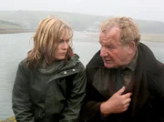 Ian (Michael Hanemann) erz&auml;hlt Carolin (Gesine Cukrowski), weshalb Robert sich in Trauer vergr&auml;bt...