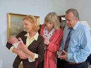 Prof. Simoni (Dieter Bellmann) und Oberschwester Ingrid (Jutta Kammann, links) freuen sich &uuml;ber den Besuch ihrer Nachbarin Regine Schneider (Anna Stieblich). Doch ihr Besuch ist nicht ohne Grund - das Baby, das vor Simonis T&uuml;r lag, ist Regines Enkelin.