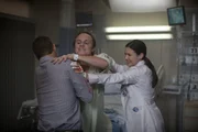 W&auml;hrend der Befragungen mit Colefield erinnern sich Chase (Jesse Spencer, l.) und Adams (Odette Annable, r.) an den Angriff durch den aggressiven Patienten Bill (David Anders, M.) zur&uuml;ck ...