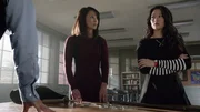 Stiles ist erneut verschwunden. Um ihm helfen zu k&ouml;nnen, bringen Scott und Kira (Arden Cho, re.) ihre Mutter Noshiko (Tamlyn Tomita, li.) dazu, ihnen endlich zu sagen, was es mit dem Nogitsun&eacute; wirklich auf sich hat. Sie erz&auml;hlt ihnen eine Geschichte &uuml;ber das Internierungslager Oak Creek, in das die US-Regierung im Zweiten Weltkrieg japanisch-st&auml;mmige Mitb&uuml;rger eingesperrt hat.