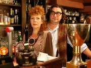 ARD LICHT +BER DEM WASSER, Deutschland 2009, Regie Olaf Kreinsen, am Freitag (15.05.09) um 20:15 Uhr und am Dienstag (19.05.09) um 10:35 Uhr im Ersten. Der Pub von Colleen (Nina Hoger) und Clinton (Heiko Pinkowski) ist der Treffpunkt aller Dorfbewohner. &copy; ARD Degeto/Sandor Domonkos - honorarfrei - Verwendung gemS&sect; der AGB im engen inhaltlichen, redaktionellen Zusammenhang mit o. g. Sendung bei Nennung Bild: "ARD Degeto/Sandor Domonkos" (S 2), Programmplanung und Presse (069) 1509-334 oder -335