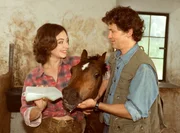 Felicitas (Julia Richter) geht ihrem alten Freund, dem Tierarzt Valentin (Timothy Peach) zur Hand.