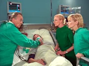 Fabian Althaus (Daniel Krauss, liegend) wurde erneut mit einer &Uuml;berdosis Heroin in die Klinik eingeliefert. Prof. Simoni (Dieter Bellmann, links), Dr. Kathrin Globisch (Andrea Kathrin Loewig, rechts) und Oberschwester Ingrid (Jutta Kammann) bangen um sein Leben.