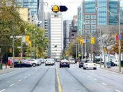 Autos fahren eine Stra&szlig;e entlang