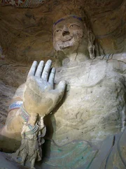 Die Figur, die die Hand des Buddhas st&uuml;tzt, ist 2 Meter hoch.