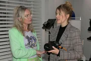 Maren (Eva Mona Rodekirchen, l.) hofft, dass Alicia (Josefin Bressel) ein perfektes Handmodel findet.