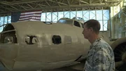 Syd Jones, Restaurator historischer Militärflugzeuge, im Pearl Harbor Aviation Museum, das die seltenen Überreste eines japanischen Flugzeugs aus Pearl Harbor zeigt, das Syd auf einer Privatinsel in Hawaiʻi gefunden hat. Syd Jones, Restaurator historischer Militärflugzeuge, im Pearl Harbor Aviation Museum, das die seltenen Überreste eines japanischen Flugzeugs aus Pearl Harbor zeigt, das Syd auf einer Privatinsel in Hawaiʻi gefunden hat.