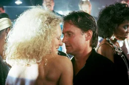 Dan Gallagher (Michael Douglas) lernt die attraktive Alex Forrest (Glenn Close) kennen