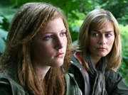 Carolin (Gesine Cukrowski, re.) wird f&uuml;r die trauernde Teenagerin Suniva (Joana Mendl-Fink) zu einer guten Freundin.