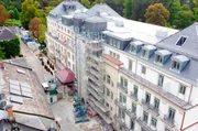 Das Brenners Hotel in Baden-Baden mit Baustellenger&uuml;st w&auml;hrend der Generalsanierung.