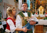 Die "g&ouml;ttliche" Sophie (Michaela May) kann Pfarrer Steffensen (Jan Fedder) dazu &uuml;berreden, das kleine Findelkind Emil (Maximilian & Manuel Reinthaler) bis zum Auffinden der Mutter in die Obhut seiner Kirche aufzunehmen.