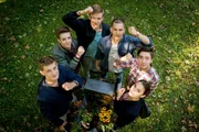Der Club der roten B&auml;nder bleibt zusammen. V.l.: Jonas (Damian Hardung), Hugo (Nick Julius Schuck), Alex (Timur Bartels), Leo (Tim Oliver Schultz), Toni (Ivo Kortlang) und Emma (Luise Befort)