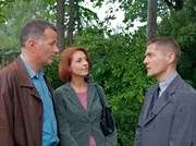 Pia (Hendrikje Fitz, mi.) und Roland Heilmann (Thomas R&uuml;hmann, li.) treffen auf dem Friedhof  Dr. Kaminski (Udo Schenk, re.). Kaminski war am Grab seiner Frau und seiner Tochter, gibt aber vor den Heilmanns an, "die N&auml;he zum Tod ziehe ihn magisch an".