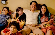 Almanya - Willkommen in Deutschland: H&uuml;seyin (Fahri &Ouml;g&uuml;n Yardim, 2.v.r.), Fatma (Demet G&uuml;l, r.), Leyla (Aliya Artuc, 2.v.l.), Muhamed (Kaan Aydogdu, l.) und Veli (Aycan Vardar, vorne) ...