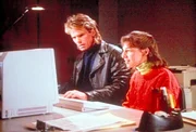Lisa (Mayim Bialik, r.) und MacGyver (Richard Dean Anderson, l.) versuchen am Computer, ein Phantombild des Entf&uuml;hrers zu entwerfen.