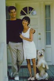 Carol (Carrie Fisher, r.) freut sich endlich mal ihren Mann f&uuml;r sich zu haben. Ray (Tom Hanks, l.) hat eine Woche Urlaub und m&ouml;chte sich v&ouml;llig entspannen. Doch als sein Nachbar Walter auf einmal spurlos verschwindet, ist alles andere als Erholung angesagt ...