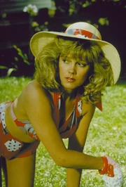 Bonnie Rumsfield (Wendy Schaal) wohnt in einem typischen Vorort und kennt ihre Nachbarschaft recht gut. Nur eine Familie zieht mit der n&auml;chtlichen Ger&auml;uschkulisse in ihrem Haus die Blicke auf sich. Was spielt sich dort nur Nacht f&uuml;r Nacht ab?