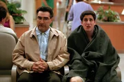 Jim (Jason Biggs, r.) stolpert von einer Peinlichkeit in die n&auml;chste ... wie immer steht ihm sein Vater (Eugene Levy, l.) verst&auml;ndnisvoll zur Seite.