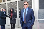 Bei den Ermittlungen in einem neuen Mordfall trifft Laura auf Steve Guttenberg (Steve Guttenberg) ...