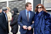 Bei den Ermittlungen in einem neuen Mordfall trifft Laura (Debra Messing, r.) auf Steve Guttenberg (Steve Guttenberg, l.) ...