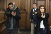 Machen sich auf die Suche nach dem Angreifer von Jake: Laura (Debra Messing, r.) und Billy (Laz Alonso, l.) ...