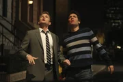 W&auml;hrend sich Ted (Josh Radnor, r.) und Barney (Neil Patrick Harris, l.) um Robin streiten, haben Lily und Marshall beschlossen, in separaten Betten zu n&auml;chtigen ...