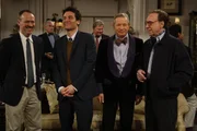 W&auml;hrend sich Ted (Josh Radnor, 2.v.l.) unter Will Shortz (Will Shortz, l.), Michael York (Jefferson Van Smoot, 2.v.r.) und Peter Bogdanovich (Peter Bogdanovich, r.) sehr wohlf&uuml;hlt, langweilen sich seine Freunde auf der Party zu Tode ...