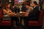 Ted (Josh Radnor, 2.v.r.) glaubt, dass die Partnerwahl schwieriger wird, wenn man die 30 &uuml;berschritten hat. Doch wie sehen es seine Freunde Marshall (Jason Segel, r.), Lily (Alyson Hannigan, l.) und Robin (Cobie Smulders, 2.v.l.)?