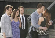 Wenn einer von ihnen einen Doppelgänger von Barney entdeckt, legen Lily und Marshall los, ein Kind zu zeugen: Ted (Josh Radnor, l.), Marshall (Jason Segel, 2.v.r.), Barney (Neil Patrick Harris, M.), Lily (Alyson Hannigan, r.) und Robin (Cobie Smulders, 2.v.l.) ... Wenn einer von ihnen einen Doppelgänger von Barney entdeckt, legen Lily und Marshall los, ein Kind zu zeugen: Ted (Josh Radnor, l.), Marshall (Jason Segel, 2.v.r.), Barney (Neil Patrick Harris, M.), Lily (Alyson Hannigan, r.) und Robin (Cobie Smulders, 2.v.l.) ...