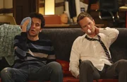 Als Barney (Neil Patrick Harris, r.) und Ted (Josh Radnor, l.) merken, dass die Geschichte mit Robin und Don etwas Ernstes ist, versp&uuml;ren beide den dringenden Wunsch, Robin wiederzuhaben und streiten sich um sie wie zwei kleine Jungs um ein Spielzeug ...