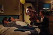 Lily (Alyson Hannigan, l.) glaubt, wenn sie Ted (Josh Radnor, 2.v.r.), Barney (Neil Patrick Harris, r.) und Robin sagt, dass sie und Marshall (Jason Segel, 2.v.l.) ein Baby zeugen wollen, w&auml;ren sie irgendwie beim Geschlechtsakt mit dabei ...