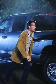 Mike (James Denton) entdeckt kurz vor dem Abflug nach Las Vegas Daves Videoband. Ohne Katherine eine Mitteilung zu machen, st&uuml;rzt er aus dem Flughafen, um Dave, Susan und MJ zu warnen ...