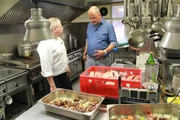 In der K&uuml;che des Gasthauses "Gr&uuml;ner Baum" m&ouml;chte Sternekoch Frank Rosin (r.) alles auf Vordermann bringen, damit Monika Barth und ihre Angestellten mit ein wenig mehr Hoffnung in die Zukunft blicken k&ouml;nnen ...