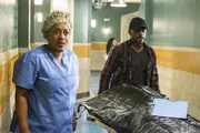 Steht ihr Leben auf dem Spiel? Wade (CCH Pounder, l.) und ihre Team werden w&auml;hrend einer Obduktion von Marcus Martel (Russell Richardson, r.) als Geiseln genommen ...