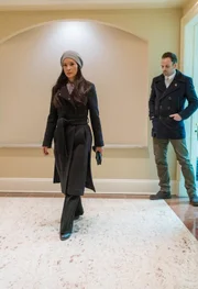 Holmes (Jonny Lee Miller, r.) und Watson (Lucy Liu, l.) untersuchen das Verschwinden eines Arztes und erfahren, dass dieser illegal Bet&auml;ubungsmittel ver&auml;u&szlig;erte. Die beiden sehen dies zun&auml;chst als m&ouml;gliches Motiv f&uuml;r eine Entf&uuml;hrung an, da wird die Leiche des Arztes gefunden ...