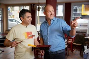 Das chilenische Restaurant "Wulaia" steht kurz vor dem Aus, da Juan Carlos Mauricio Palma (l.) und seine Frau finanziell am Ende sind. Kann Sternekoch Frank Rosin (r.) helfen?