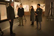 Holmes (Jonny Lee Miller, 2.v.l.), Watson (Lucy Liu, 2.v.r.) und Detective Bell (Jon Michael Hill, r.) erhoffen sich Hilfe von Ephraim Hill (Quentin Mare, l.). Denn ein M&auml;dchen, das ihm ein Selfie f&uuml;r seine Ausstellung zur Verf&uuml;gung gestellt hat, wurde ermordet ...