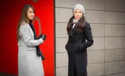 W&auml;hrend Watson (Lucy Liu, r.) damit zurechtkommen muss, dass ihre Klientin Lin Wen (Samantha Quan, l.) ihre Halbschwester ist, werden sie und Holmes zu einem neuen Fall gerufen: Ein junges M&auml;dchen wurde ermordet, deren Selfie in einer Ausstellung aush&auml;ngt ...