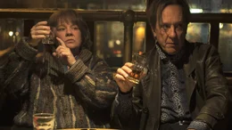 Lee Israel (Melissa McCarthy), Jack Hock (Richard E. Grant) in bar