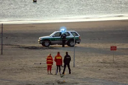 "Tod aus der Tiefe", An den friedlichen Ufern der zauberhaften Nordsee lauern Tod und Verderben. Ein mysteri&ouml;ser Virus greift mit atemberaubenden Tempo unter den Badeg&auml;sten um sich. Als die ersten Patienten sterben, wird der K&uuml;stenort abgeriegelt. Meeresbiologe Finn vermutet in mutierten Einzellern die Ursache der Epidemie. Gemeinsam mit Krankenhaus&auml;rztin Eva und Umweltspezialist Peter steigt er hinab in die Tiefen des Meeres und wird Zeuge eines be&auml;ngstigenden Naturschauspiels.  SENDUNG: ORF eins - SO - 02.08.2020 - 00:10 UHR. - Veroeffentlichung fuer Pressezwecke honorarfrei ausschliesslich im Zusammenhang mit oben genannter Sendung oder Veranstaltung des ORF bei Urhebernennung.