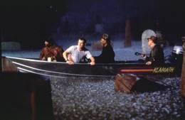In der &uuml;berfluteten menschenleeren Stadt wird Geldtransportfahrer Tom (Christian Slater) von Gangster Jim (Morgan Freeman) und dessen Komplizen Ray (Ricky Harris) gefangen genommen, da er den Bargeldbestand des Orte in Sicherheit gebracht hat.