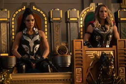(L-R): Valkyrie (Tessa Thompson) und Mighty Thor (Natalie Portman)
