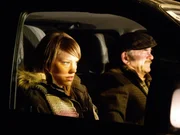 Anna (Britta Hammelstein) f&auml;hrt mit Pauls Gro&szlig;vater Blasius (Branko Samarovski) ins Krankenhaus.